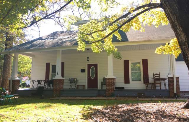 Stunning, renovated 7br home in the heart of Carrboro! Walk to downtown w/ ease, walk or bike to UNC! - 102 East Poplar Avenue, Carrboro, NC 27510