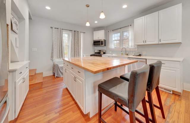 Charming, Recently Updated 3-Bedroom Home in Urbana - 802 East California Avenue, Urbana, IL 61801