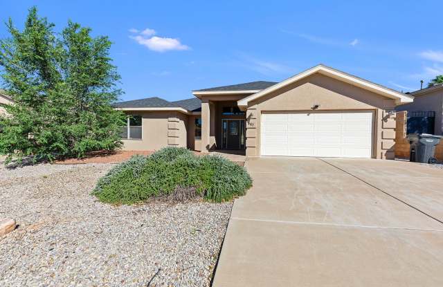 Spacious 4 Bedroom 2 Bath House near Golf Course Gallery 3