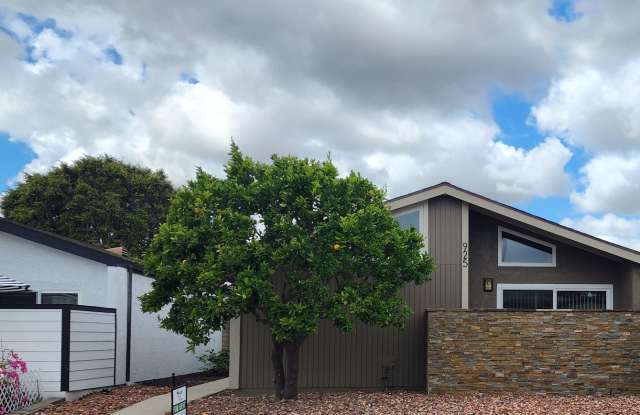 Updated and spacious single-story house on quiet street in Central Camarillo — Features renovated kitchen and bathrooms, 2-car garage, large bonus room and air conditioning - 925 Fairchild Avenue, Camarillo, CA 93010 Updated and spacious single-story house on quiet street in Central Camarillo — Features renovated kitchen and bathrooms, 2-car garage, large bonus room and air conditioning - 925 Fairchild Avenue, Camarillo, CA 93010