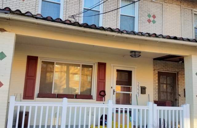 3 Bedroom, 2 Bathroom in Squirrel Hill- Hardwood Floors and Stainless Appliances - 2223 Wightman Street, Pittsburgh, PA 15217