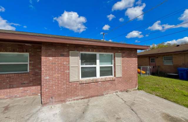 ***Rent Special - 50% off of First Month's Rent*** 2 Bedroom / 1 Bathroom Duplex in Winter Haven - 2421 Avenue C Southwest, Winter Haven, FL 33880