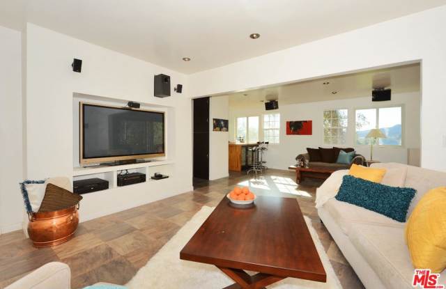 1061 North KENTER Avenue Gallery 2