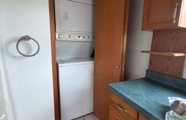 1 Bed 1 Bath 900 SqFt Tri-Plex Apt in Puyallup w/shared Utiliities Gallery 3