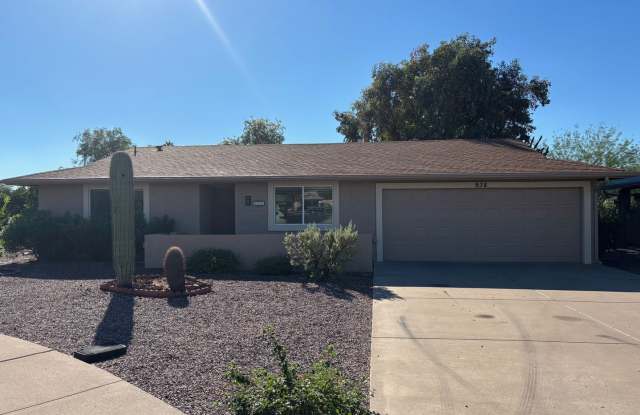 Welcome to the Long Term UNFURNISHED Rental, a charming 2-bedroom, 1.5+ bathroom home located in the vibrant 45+ Active Adult Resort Community. - 938 Leisure World, Maricopa County, AZ 85206