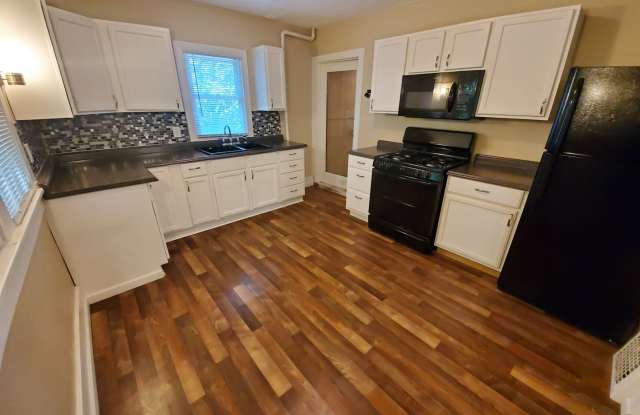 2 Bedroom, 1 Bathroom home with large garage Gallery 3