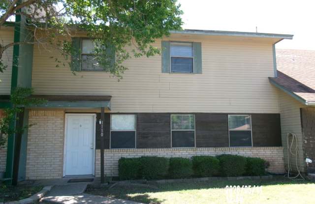2 STORY TOWNHOUSE , CLOSE TO SHOPPING AND RESTAURANTS photos photos