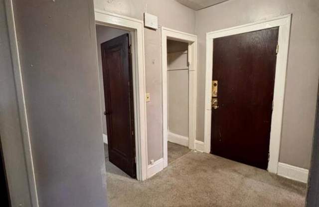 14300 Lakeshore Boulevard - 6 photos photos