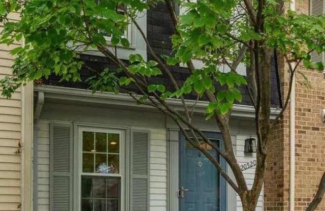 Gorgeous 2BR 2BA 3 level town home fully updated and located in Essex Place photos photos