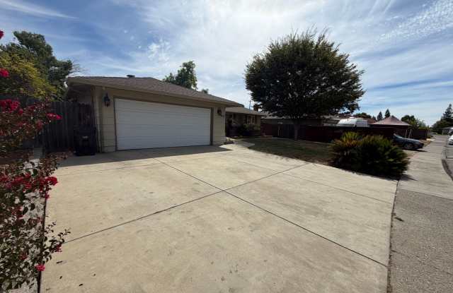 Spacious and Cozy 4 bedroom 3 bath! Carmichael Area! Pre rent today! Gallery 4