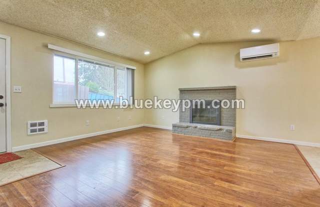 2 Bed, 1 Bath Duplex in Lincoln Neighborhood photos photos