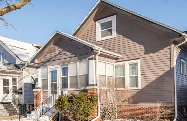 Spacious 3 Bedroom Single Family fenced in Yard, Racine! photos photos