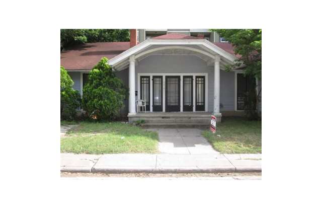AUGUST PRE-LEASE: Huge 4 or 5 bedroom house w/ large ktichen - Walk to Campus! - 713 Graham Place, Austin, TX 78705