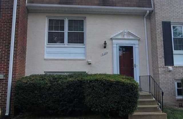 Love to relax? Love to entertain? You can do both here with style. Great Commuter Location! Do not miss out on this! - 8324 Glastonbury Court, Woodburn, VA 22003 Love to relax? Love to entertain? You can do both here with style. Great Commuter Location! Do not miss out on this! - 8324 Glastonbury Court, Woodburn, VA 22003