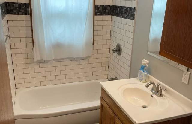 2 Garages! 3 Bedroom, 1 Bath Home Near Grant Elementary School! - 1005 West Park Avenue, Norfolk, NE 68701
