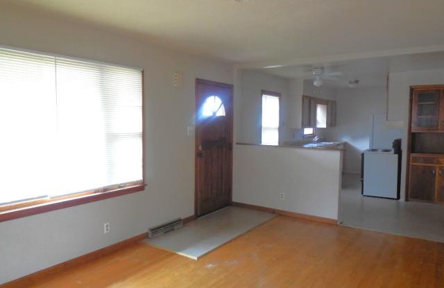 2 Bedroom Home in Edwardsville!  Great Wood Floors and a Garage! Gallery 3