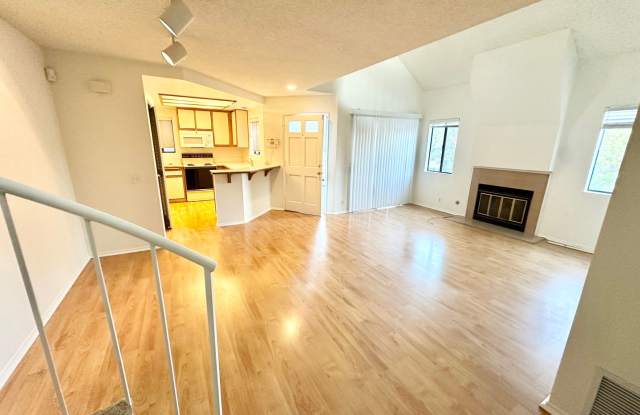 Charming Upper-Level 1-Bedroom with Loft in the Heart of Irvine - 440 Fallingstar, Irvine, CA 92614