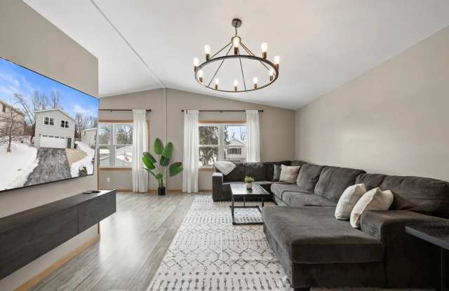 Pet-Friendly Retreat in Twin Lakes Available for Monthly & Mid-Term Rentals Gallery 3