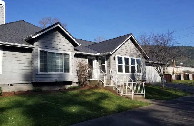 109 NW Dover Dr photos photos