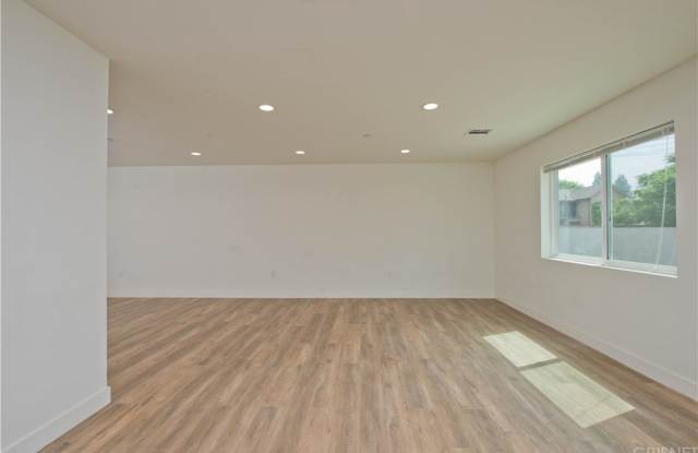 12518 San Fernando Road Gallery 4