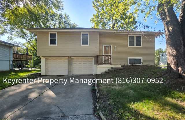 Welcome to 1407 SE 19th Street in Oak Grove, Missouri! Gallery 1