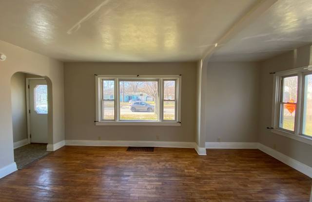 3 Bedroom Home in Elkhart with Garage and Unfinished Basement! - 316 South West Boulevard, Elkhart, IN 46514