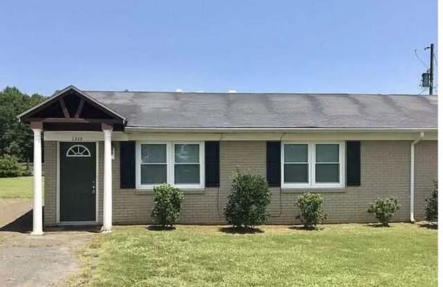 This lovely 2 bedroom 1 bath duplex is located in Stanley off Sifford Rd. photos photos