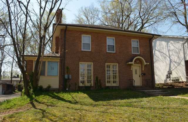 4 Bedroom/1.5 Bathrooms House in East Campus - 1416 University Avenue, Columbia, MO 65201