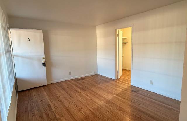 W1317 - Hudson's Bay Court photos photos