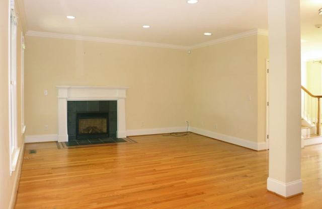 701 Edgewater Circle Gallery 3