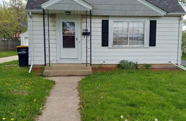 Beautiful Spacious Upgraded 2 Bedroom + Den Home in West Allis photos photos