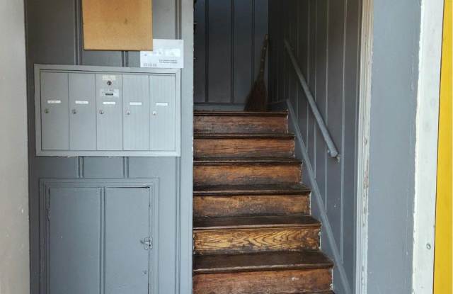812 TAYLOR ST NE #4 Gallery 2