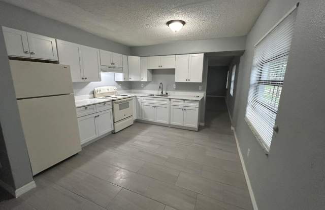 Spacious 5 Bedroom Home / Move in Special photos photos