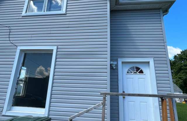2 bedroom duplex - 441 Gladys Street, Waterloo, IA 50702