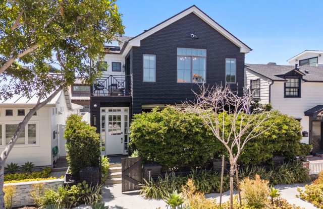 Custom Built 4 Bedroom Peninsula Point Home - Indoor/Outdoor Rooftop Deck! Gallery 3