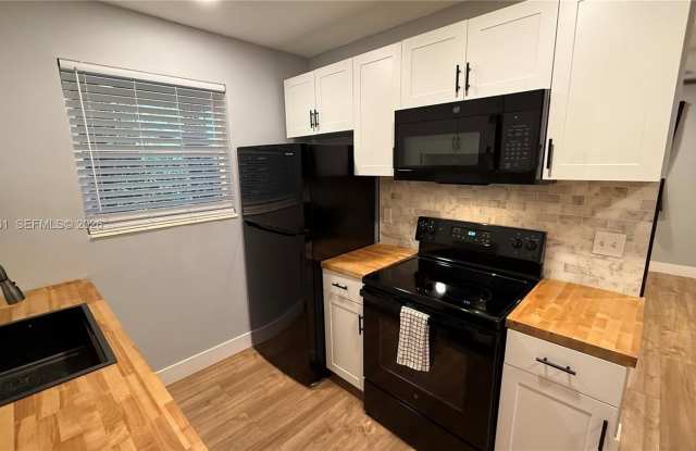 1035 SW 30th St photos photos