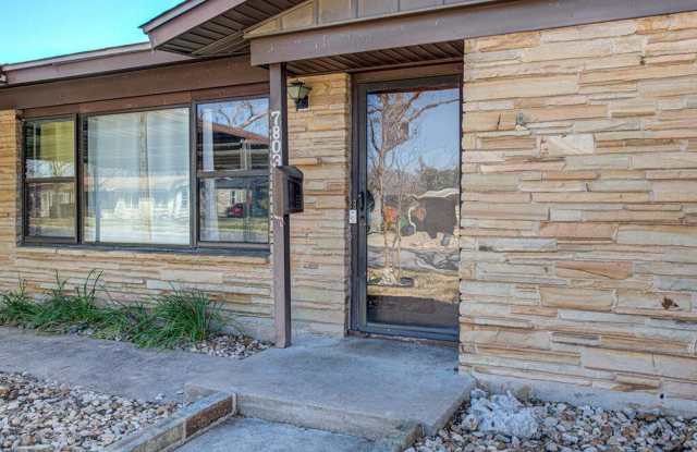 Adorable 3 bedroom 2 bathroom home in Crestview with a flex space! photos photos