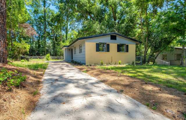 NEWLY RENOVATED 3/1 House w/ Plank Floors Throughout, Gorgeous Kitchen, and Large Yard! Avail NOW for $1350/month! Gallery 3