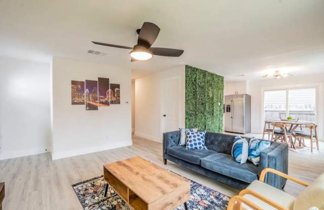 3 Bed / 2 Bath Home with Garage & Fenced Yard in Southeast Austin Gallery 4