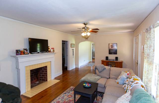 Split- Level Unit in Normaltown! Gallery 3