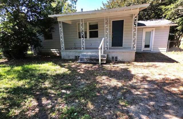 7 Mindoro Cir Pensacola, FL |MOVE-IN SPECIAL: HALF OFF YOUR FIRST FULL MONTH’S RENT! Gallery 1