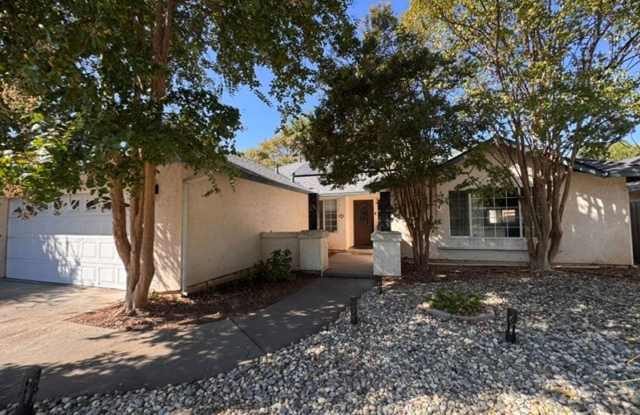 Available NOW - Move In Special! - Spacious Home near Enloe & Downtown Chico Gallery 1