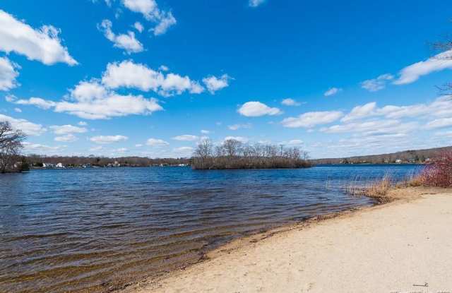 Lovely 3- Bedroom House in Old Lyme! Gallery 4