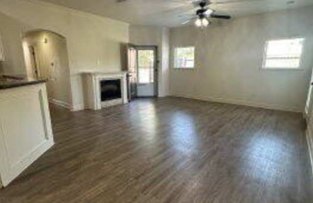 6105 73rd Street Gallery 4