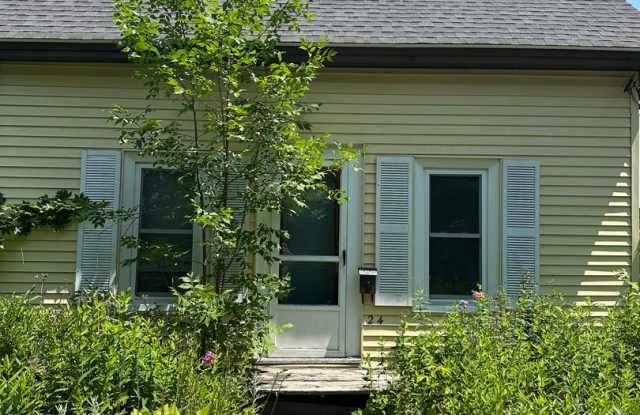 Spacious 4–5 Bedroom Home on French Island – Old Town Gallery 3