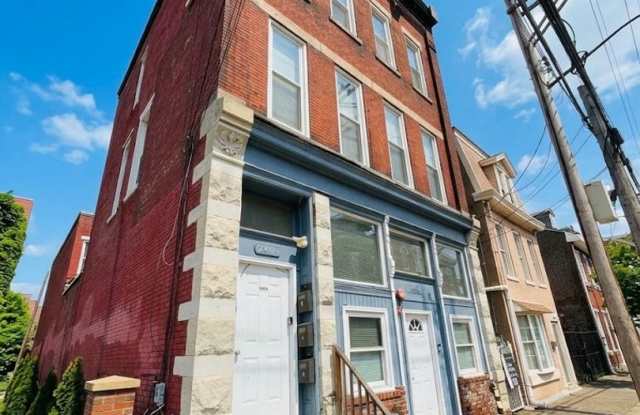 2405 Sarah Street Gallery 1