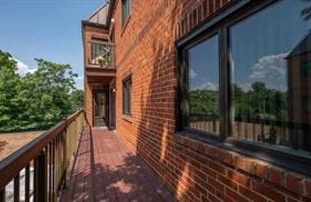 Very well maintained and extra large 3BR 2BA condo moments to Marc Train in Downtown Gaithersburg Gallery 3