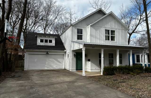 UNFURNISHED Beautiful Large Home Available Now on North Walnut in Fayetteville !! - 517 North Walnut Avenue, Fayetteville, AR 72701