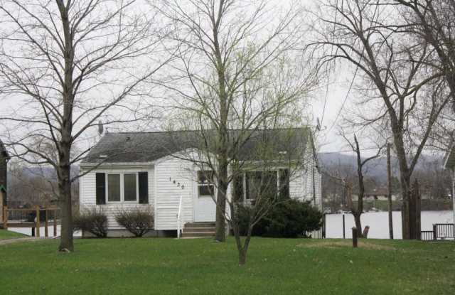 Bayfront 2 bed House with Huge Yard in July Gallery 1