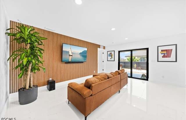 2112 NE 1st Avenue photos photos